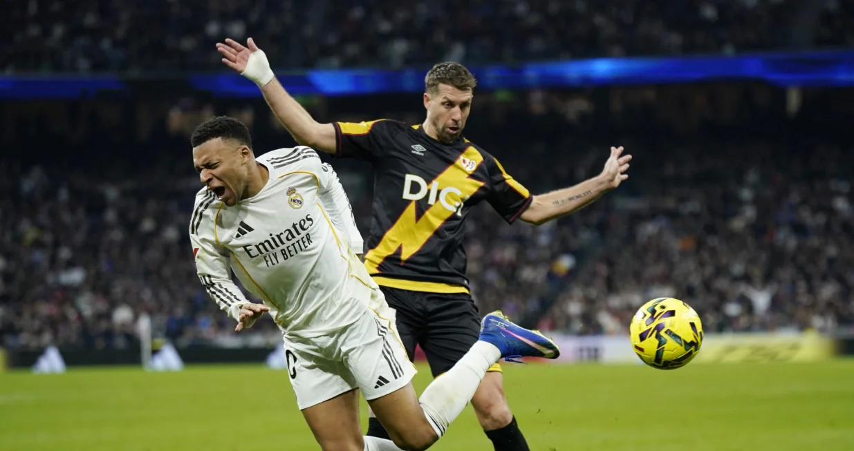 Soccer Football - LaLiga - Real Madrid v Rayo Vallecano - Santiago Bernabeu, Madrid, Spain - February 1, 2026 Real Madrid's Kylian Mbappe in action with Rayo Vallecano's Florian Lejeune REUTERS/Ana Beltran/Foto: Ana Beltran
