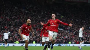 Soccer Football - Premier League - Manchester United v Fulham - Old Trafford, Manchester, Britain - February 1, 2026 Manchester United's Benjamin Sesko celebrates scoring their third goal with Kobbie Mainoo and Bryan Mbeumo REUTERS/Phil Noble EDITORIAL USE ONLY. NO USE WITH UNAUTHORIZED AUDIO, VIDEO, DATA, FIXTURE LISTS, CLUB/LEAGUE LOGOS OR 'LIVE' SERVICES. ONLINE IN-MATCH USE LIMITED TO 120 IMAGES, NO VIDEO EMULATION. NO USE IN BETTING, GAMES OR SINGLE CLUB/LEAGUE/PLAYER PUBLICATIONS. PLEASE CONTACT YOUR ACCOUNT REPRESENTATIVE FOR FURTHER DETAILS../Foto: Phil Noble