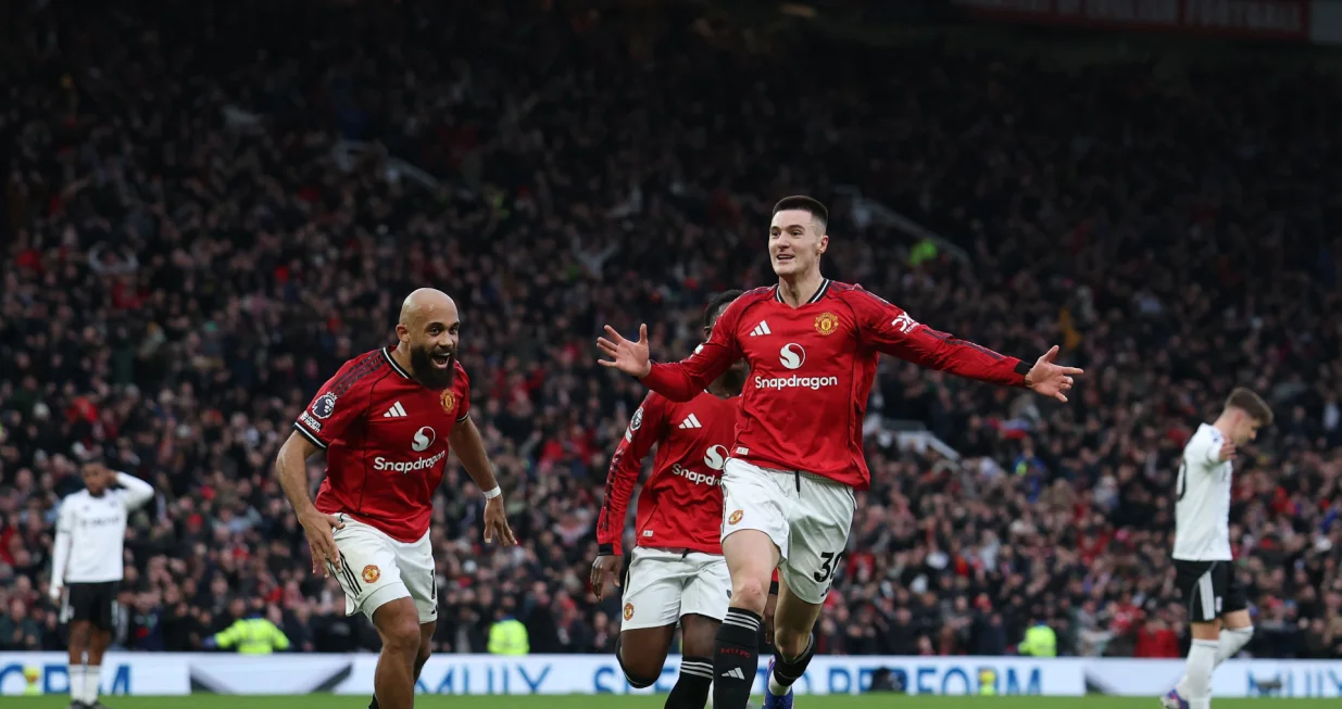 Soccer Football - Premier League - Manchester United v Fulham - Old Trafford, Manchester, Britain - February 1, 2026 Manchester United's Benjamin Sesko celebrates scoring their third goal with Kobbie Mainoo and Bryan Mbeumo REUTERS/Phil Noble EDITORIAL USE ONLY. NO USE WITH UNAUTHORIZED AUDIO, VIDEO, DATA, FIXTURE LISTS, CLUB/LEAGUE LOGOS OR 'LIVE' SERVICES. ONLINE IN-MATCH USE LIMITED TO 120 IMAGES, NO VIDEO EMULATION. NO USE IN BETTING, GAMES OR SINGLE CLUB/LEAGUE/PLAYER PUBLICATIONS. PLEASE CONTACT YOUR ACCOUNT REPRESENTATIVE FOR FURTHER DETAILS../Foto: Phil Noble