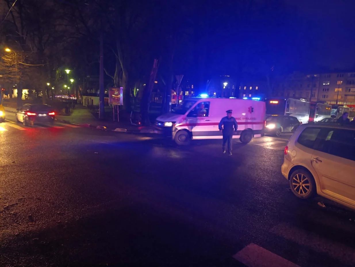 Automobil udario pje&scaron;aka kod trolejbuske okretaljke na Trgu Austrije/Almir &Scaron;arenkapa