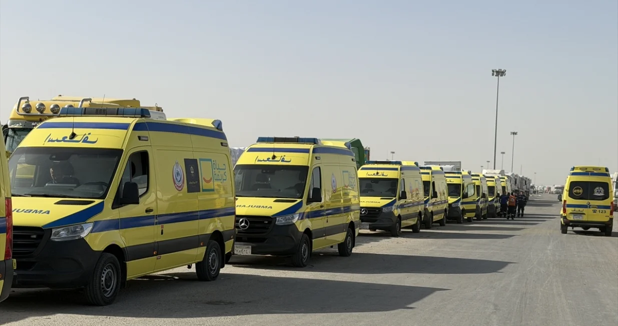 Egipatska kola hitne pomoći i medicinski timovi stižu na granični prelaz Rafah, vrata Gaze prema svijetu na egipatskoj granici, spremni da dostave humanitarnu i medicinsku pomoć Gazi ako prelaz bude otvoren, u Rafahu, Egipat, 2. februara/Ahmed Sayed