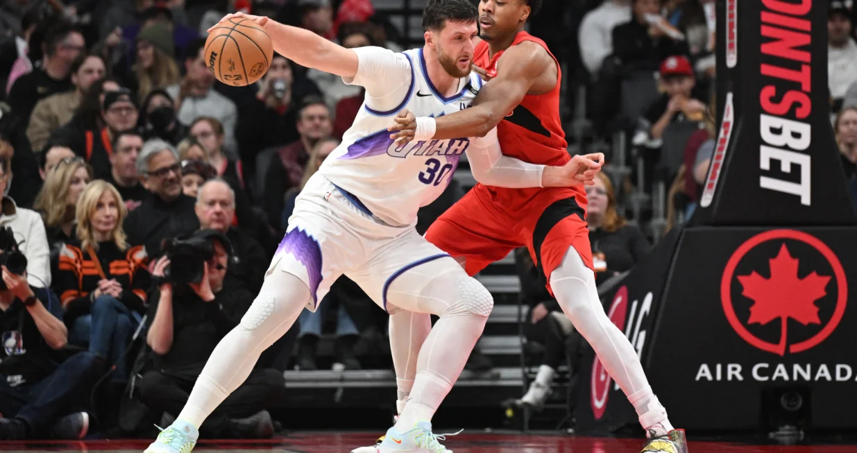 Feb 1, 2026; Toronto, Ontario, CAN; Utah Jazz center Jusuf Nurkic (30) holds the ball away from Toronto Raptors forward Scottie Barnes (4) in the first half at Scotiabank Arena. Mandatory Credit: Dan Hamilton-Imagn Images/Foto: Dan Hamilton