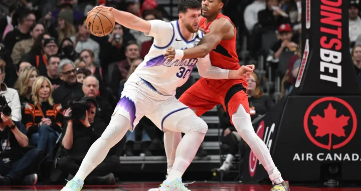 Feb 1, 2026; Toronto, Ontario, CAN; Utah Jazz center Jusuf Nurkic (30) holds the ball away from Toronto Raptors forward Scottie Barnes (4) in the first half at Scotiabank Arena. Mandatory Credit: Dan Hamilton-Imagn Images/Foto: Dan Hamilton