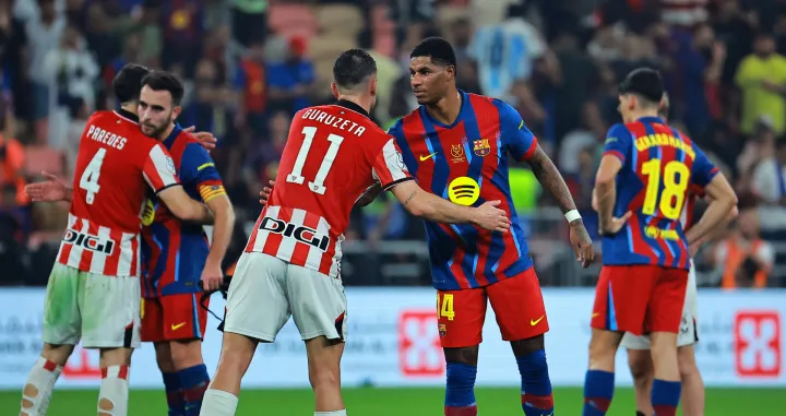 Soccer Football - Spanish Super Cup - Semi Final - FC Barcelona v Athletic Bilbao - King Abdullah Sports City, Jeddah, Saudi Arabia - January 7, 2026 Athletic Bilbao's Gorka Guruzeta and FC Barcelona's Marcus Rashford after the match REUTERS/Stringer/Foto: Stringer