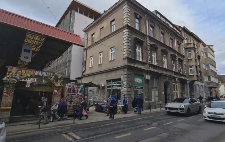 Obru&scaron;ila se fasada kod pijace Markale u Sarajevu/Amina Bijelonja Muminović