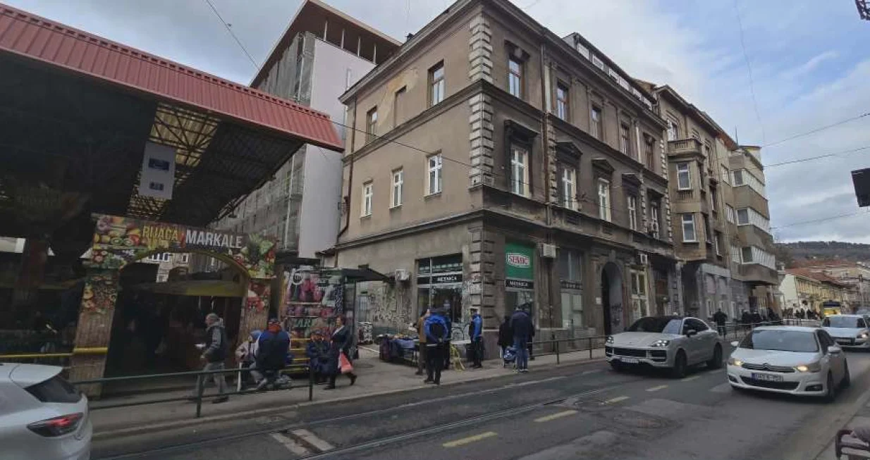 Obru&scaron;ila se fasada kod pijace Markale u Sarajevu/Amina Bijelonja Muminović