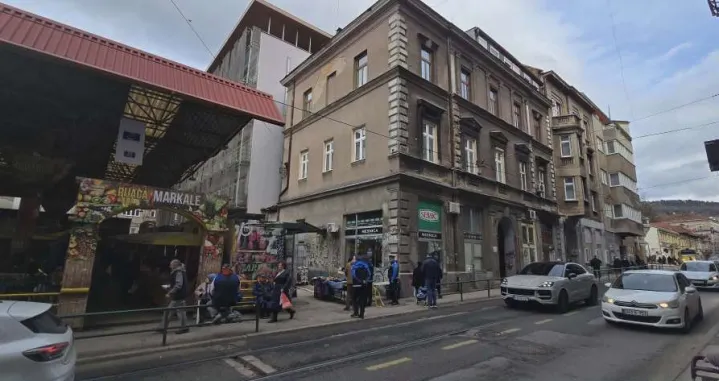 Obru&scaron;ila se fasada kod pijace Markale u Sarajevu/Amina Bijelonja Muminović