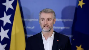 SARAJEVO, 3. septembra (FENA) - Ministar komunikacija i prometa Bosne i Hercegovine Edin Forto je izrazio zadovoljstvo što je postignut dogovor sa prevoznicima koji su prethodnih dana blokirali promet u BiH. Cilj je jasan, poručio je, moramo uraditi sve što je potrebno da olakšamo našim firmama da rade na evropskom tržištu. (Foto FENA/Almir Razić)/Almir Razić