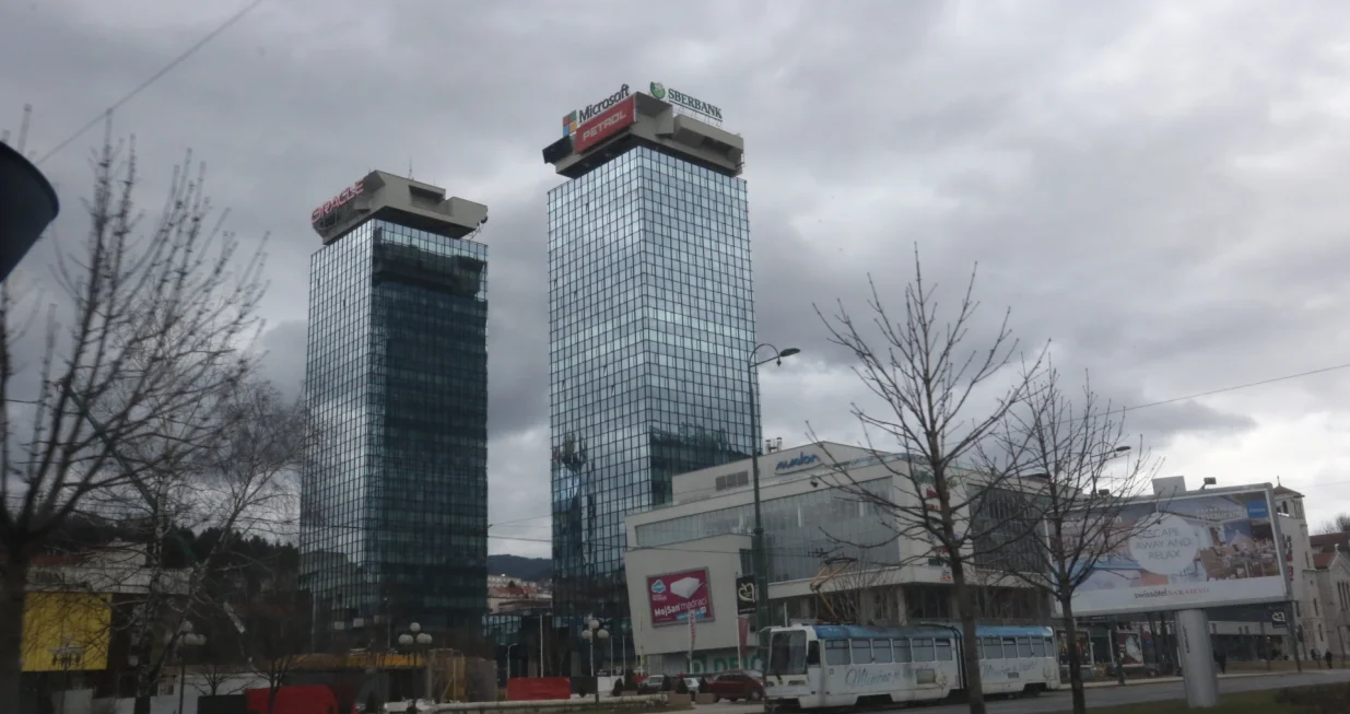 Uslikati lokacije i izgradnju zgrada ukoliko su se počele graditi- Luksuzno naselje na Crnom Vrhu-Milkosov Green City- Tri nebodera na Pofalićima- Marija Green Tower (treći UNITIC-ov neboder)- Sarajevo Tower (u blizini Hitne pomoći)/Didier Torche