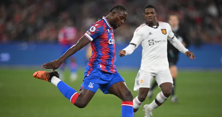 epa10079609 Jean-Philippe Mateta (L) of Crystal Palace in action during the friendly soccer match between Manchester United and Crystal Palace at the Melbourne Cricket Ground in Melbourne, Australia, 19 July 2022. EPA/JAMES ROSS AUSTRALIA AND NEW ZEALAND OUT/Foto: James Ross