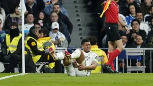 Soccer Football - LaLiga - Real Madrid v Rayo Vallecano - Santiago Bernabeu, Madrid, Spain - February 1, 2026 Real Madrid's Jude Bellingham reacts after sustaining an injury REUTERS/Ana Beltran/Foto: Ana Beltran