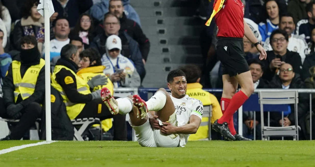 Soccer Football - LaLiga - Real Madrid v Rayo Vallecano - Santiago Bernabeu, Madrid, Spain - February 1, 2026 Real Madrid's Jude Bellingham reacts after sustaining an injury REUTERS/Ana Beltran/Foto: Ana Beltran