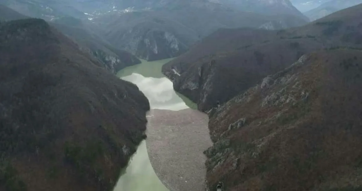 Katastrofalno stanje - Drina prekrivena smećem/Facebook