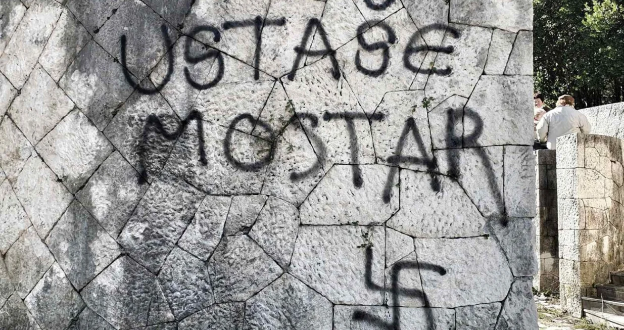 Partizansko groblje, usta&scaron;ki simboli, nacistički simboli, usta&scaron;ke poruke, nacističke poruke, usta&scaron;e, nacisti, grafiti/Facebook