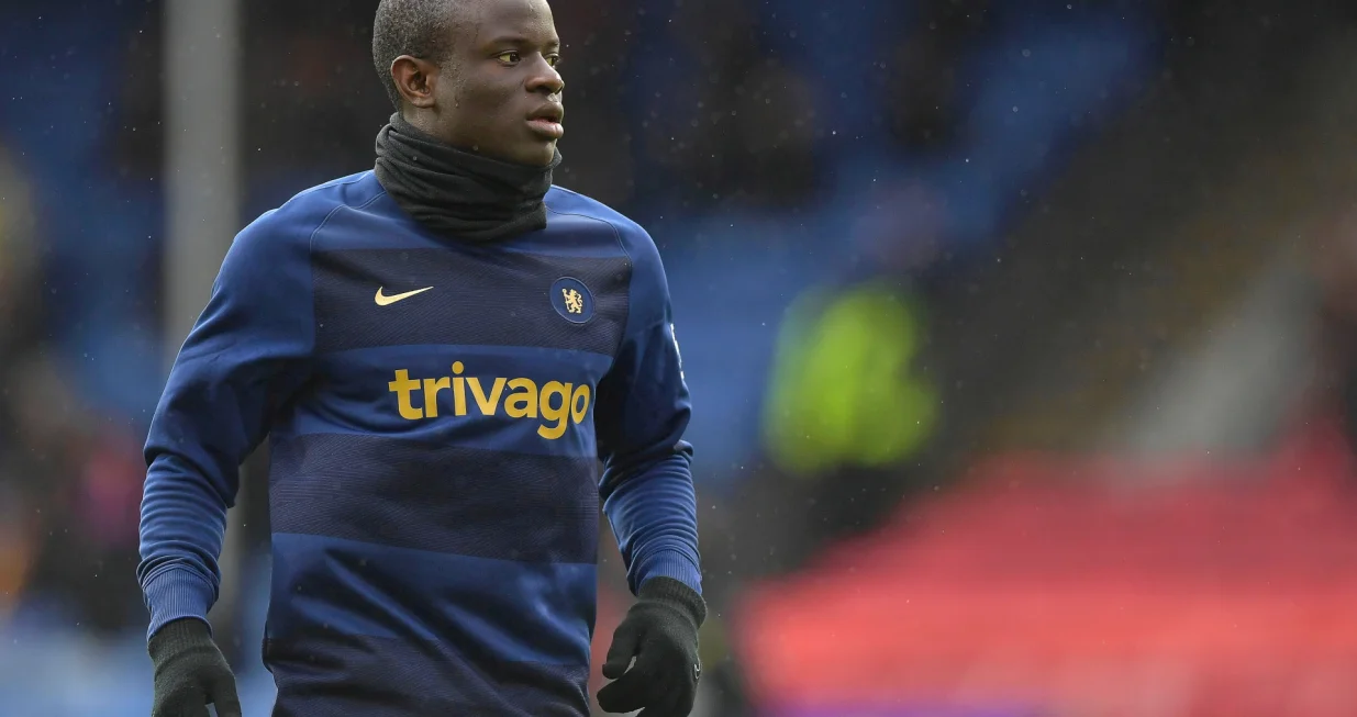epa09772473 N'Golo Kante of Chelsea warms up the English Premier League soccer match between Crystal Palace and Chelsea FC in London, Britain, 19 February 2022. EPA/Vince Mignott EDITORIAL USE ONLY. No use with unauthorized audio, video, data, fixture lists, club/league logos or 'live' services. Online in-match use limited to 120 images, no video emulation. No use in betting, games or single club/league/player publications/Foto: Vince Mignott