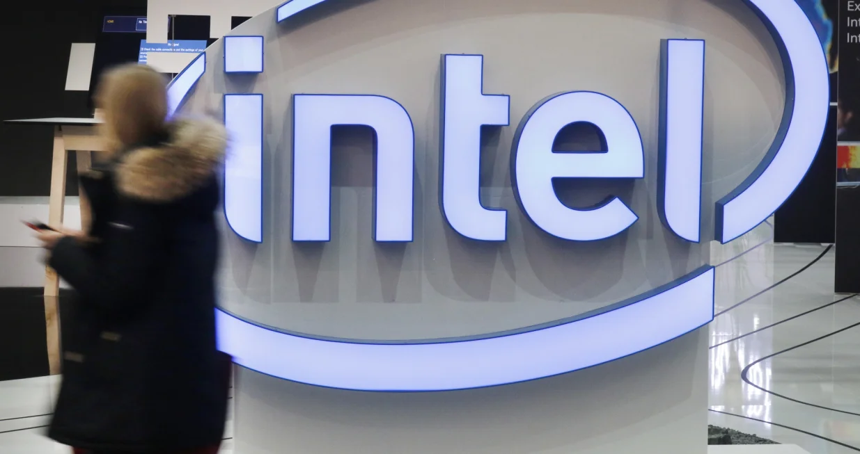 epa08951556 (FILE) - A woman passes an Intel logo at the CeBIT computing trade fair in Hanover, northern Germany, 20 March 2017 (reissued 20 January 2021). Intel Corporation is to release their 4th quarter 2020 results on 21 January 2021. EPA/FOCKE STRANGMANN *** Local Caption *** 54063451/Focke Strangmann