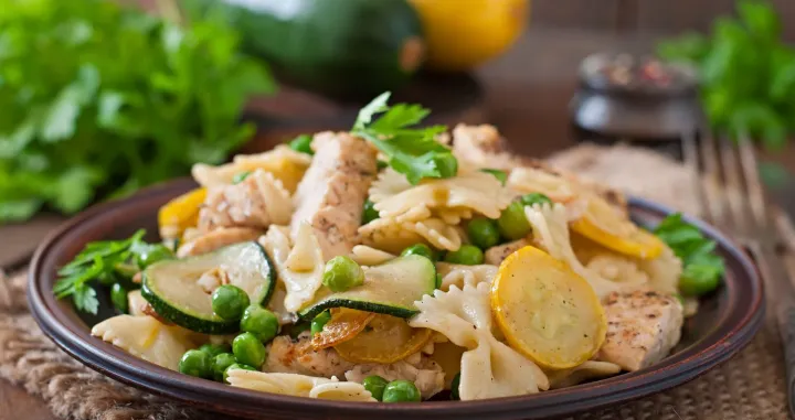 Pileća salata s tjesteninom//