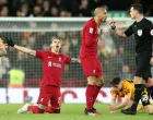 epa10394862 Darwin Nunez of Liverpool (L) and Fabinho of Liverpool (C) react to referee Andrew Madley (R) during the 3rd round FA Cup soccer match between Liverpool and Wolverhampton Wanderers at Anfield in Liverpool, Britain, 07 January 2023. EPA/ADAM VAUGHAN/Foto: Adam Vaughan
