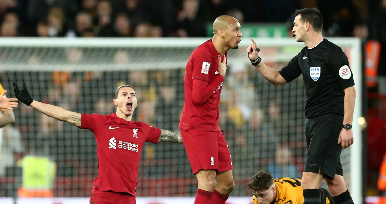epa10394862 Darwin Nunez of Liverpool (L) and Fabinho of Liverpool (C) react to referee Andrew Madley (R) during the 3rd round FA Cup soccer match between Liverpool and Wolverhampton Wanderers at Anfield in Liverpool, Britain, 07 January 2023. EPA/ADAM VAUGHAN/Foto: Adam Vaughan
