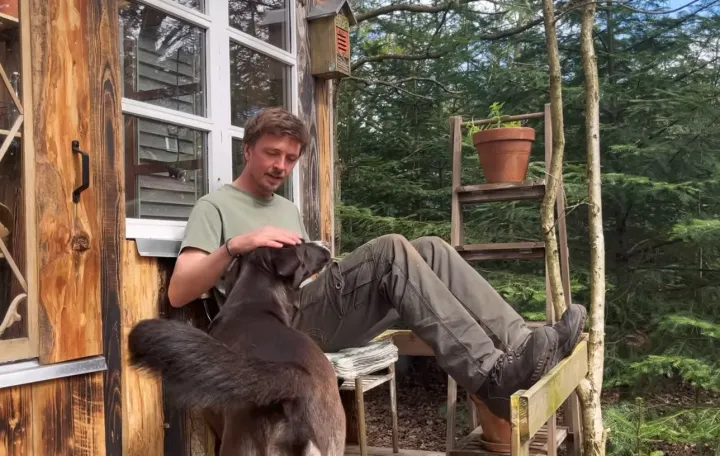 Anders Boisen, 36-godi&scaron;njak iz Aarhusa, godinama je živio mirnim gradskim životom u dvosobnom stanu i radio u gradskoj upravi, ali je osjećao da ga način života i dru&scaron;tvena očekivanja gu&scaron;e/Screenshot