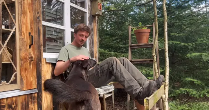 Anders Boisen, 36-godi&scaron;njak iz Aarhusa, godinama je živio mirnim gradskim životom u dvosobnom stanu i radio u gradskoj upravi, ali je osjećao da ga način života i dru&scaron;tvena očekivanja gu&scaron;e/Screenshot