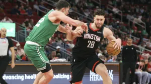 Feb 4, 2026; Houston, Texas, USA; Houston Rockets center Alperen Sengun (28) drives with the ball as Boston Celtics center Luka Garza (52) defends during the first quarter at Toyota Center. Mandatory Credit: Troy Taormina-Imagn Images/Foto: Troy Taormina