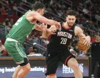 Feb 4, 2026; Houston, Texas, USA; Houston Rockets center Alperen Sengun (28) drives with the ball as Boston Celtics center Luka Garza (52) defends during the first quarter at Toyota Center. Mandatory Credit: Troy Taormina-Imagn Images/Foto: Troy Taormina