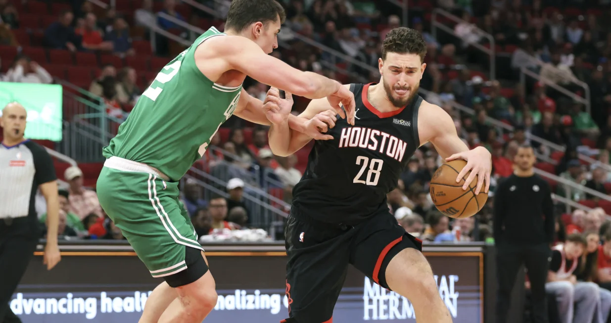 Feb 4, 2026; Houston, Texas, USA; Houston Rockets center Alperen Sengun (28) drives with the ball as Boston Celtics center Luka Garza (52) defends during the first quarter at Toyota Center. Mandatory Credit: Troy Taormina-Imagn Images/Foto: Troy Taormina