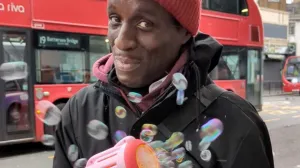 Ricki Reid putnicima uljepšava dan/