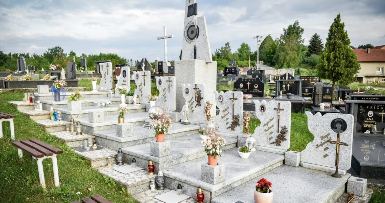 Vitez, djeca, groblje/