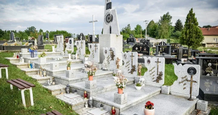 Vitez, djeca, groblje/