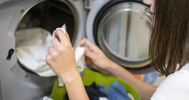 pranje ve&scaron;a, ma&scaron;ina za ve&scaron;, ve&scaron;u ma&scaron;ini/Freepik