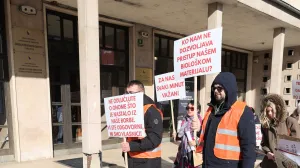Protesti grupe pacijenata oštećenih zatvaranjem klinike northwestern medical center u sarajevu ispred higijenskog zavoda/Senad Gubelić