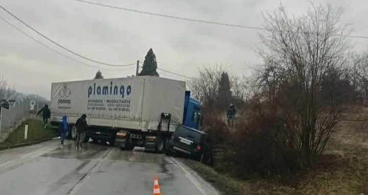 kamion se popriječio na cesti, Kaonik Vitez/Viber