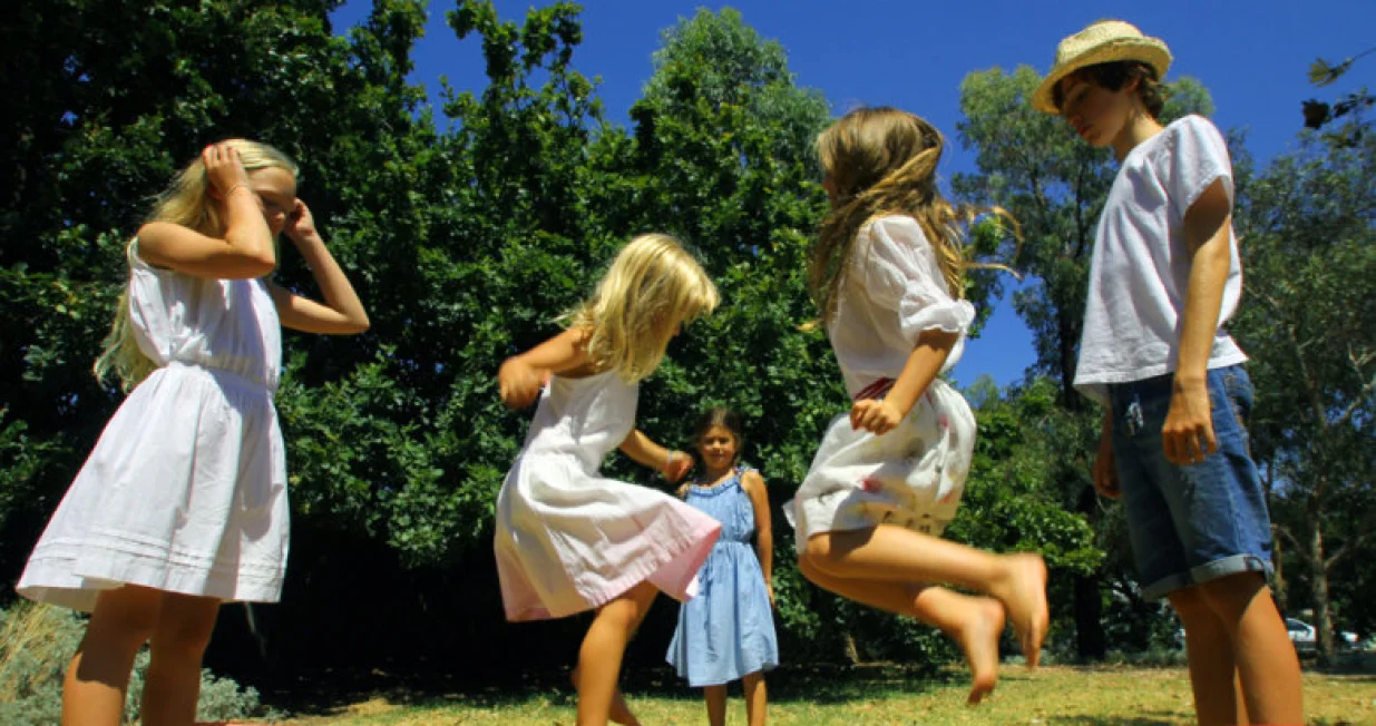 djetinjstvo 60-ih godina, igra gume, djeca/Lafaboo.com