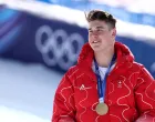 Milano Cortina 2026 Olympics - Alpine Skiing - Men's Downhill Victory Ceremony - Stelvio Ski Centre, Bormio, Italy - February 07, 2026. Gold medallist Franjo von Allmen of Switzerland celebrates on the podium after winning the Men's Downhill REUTERS/Gintare Karpaviciute/Foto: Gintare Karpaviciute