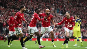 Soccer Football - Premier League - Manchester United v Tottenham Hotspur - Old Trafford, Manchester, Britain - February 7, 2026 Manchester United's Bryan Mbeumo celebrates scoring their first goal with teammates REUTERS/Phil Noble EDITORIAL USE ONLY. NO USE WITH UNAUTHORIZED AUDIO, VIDEO, DATA, FIXTURE LISTS, CLUB/LEAGUE LOGOS OR 'LIVE' SERVICES. ONLINE IN-MATCH USE LIMITED TO 120 IMAGES, NO VIDEO EMULATION. NO USE IN BETTING, GAMES OR SINGLE CLUB/LEAGUE/PLAYER PUBLICATIONS. PLEASE CONTACT YOUR ACCOUNT REPRESENTATIVE FOR FURTHER DETAILS../Foto: Phil Noble