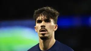 epa10380674 Paris Saint Germain's Vitinha reacts during the French Ligue 1 soccer match between Paris Saint Germain and RC Strasbourg at Parc des Princes Stadium in Paris, France, 28 December 2022. EPA/CHRISTOPHE PETIT TESSON/Foto: Christophe Petit Tesson