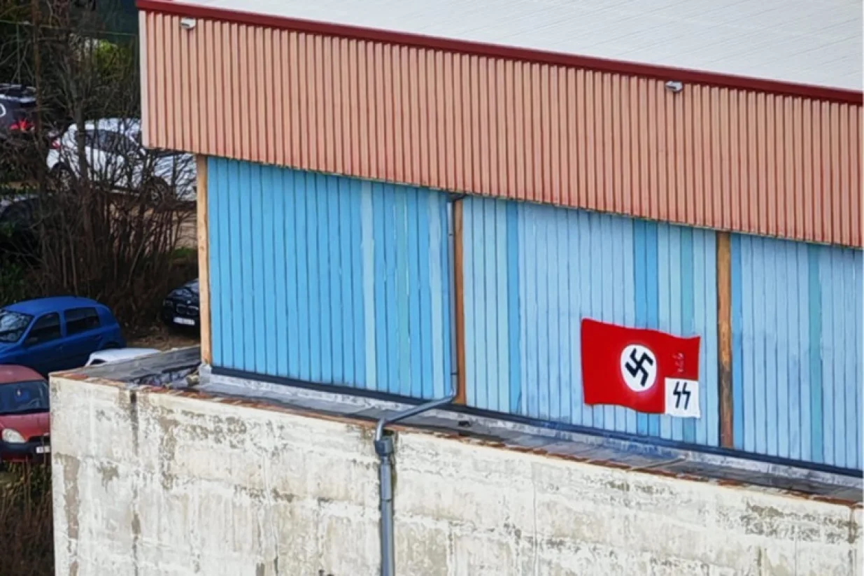 Nacistička zastava na dvorani/