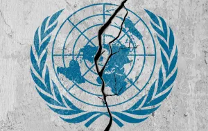 Kozar analizira stavove predsjednika SAD-a Donalda Trumpa prema Ujedinjenim narodima (UN), koji, prema njegovim riječima, smatra suvi&scaron;nim u globalnoj političkoj areni. Trumpova politika "Amerika prije svega" uzrokuje smanjenje financiranja UN-a, dok su Sjedinjene Države napustile brojne agencije UN-a, čime ugrožavaju stabilnost ove međunarodne organizacije. Kozar upozorava da bi nestanak UN-a ozbiljno ugrozio globalnu diplomaciju, humanitarnu pomoć i mirovne misije, &scaron;to bi imalo dalekosežne negativne posljedice na svjetski poredak./Benjamin Krnić