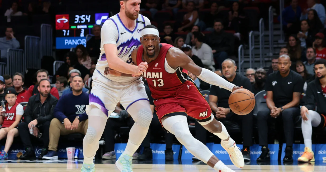 Feb 9, 2026; Miami, Florida, USA; Miami Heat center Bam Adebayo (13) drives to the basket against Utah Jazz center Jusuf Nurkic (30) during the third quarter at Kaseya Center. Mandatory Credit: Sam Navarro-Imagn Images/Foto: Sam Navarro