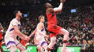 Feb 1, 2026; Toronto, Ontario, CAN; Toronto Raptors forward RJ Barrett (9) drives to the basket against Utah Jazz center Jusuf Nurkic (30) and forward Lauri Markkanen (23) in the first half at Scotiabank Arena. Mandatory Credit: Dan Hamilton-Imagn Images/Foto: Dan Hamilton