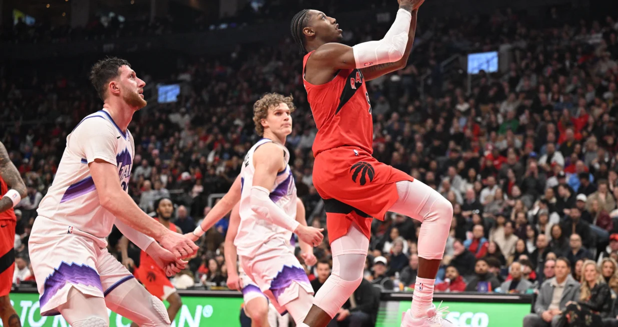 Feb 1, 2026; Toronto, Ontario, CAN; Toronto Raptors forward RJ Barrett (9) drives to the basket against Utah Jazz center Jusuf Nurkic (30) and forward Lauri Markkanen (23) in the first half at Scotiabank Arena. Mandatory Credit: Dan Hamilton-Imagn Images/Foto: Dan Hamilton