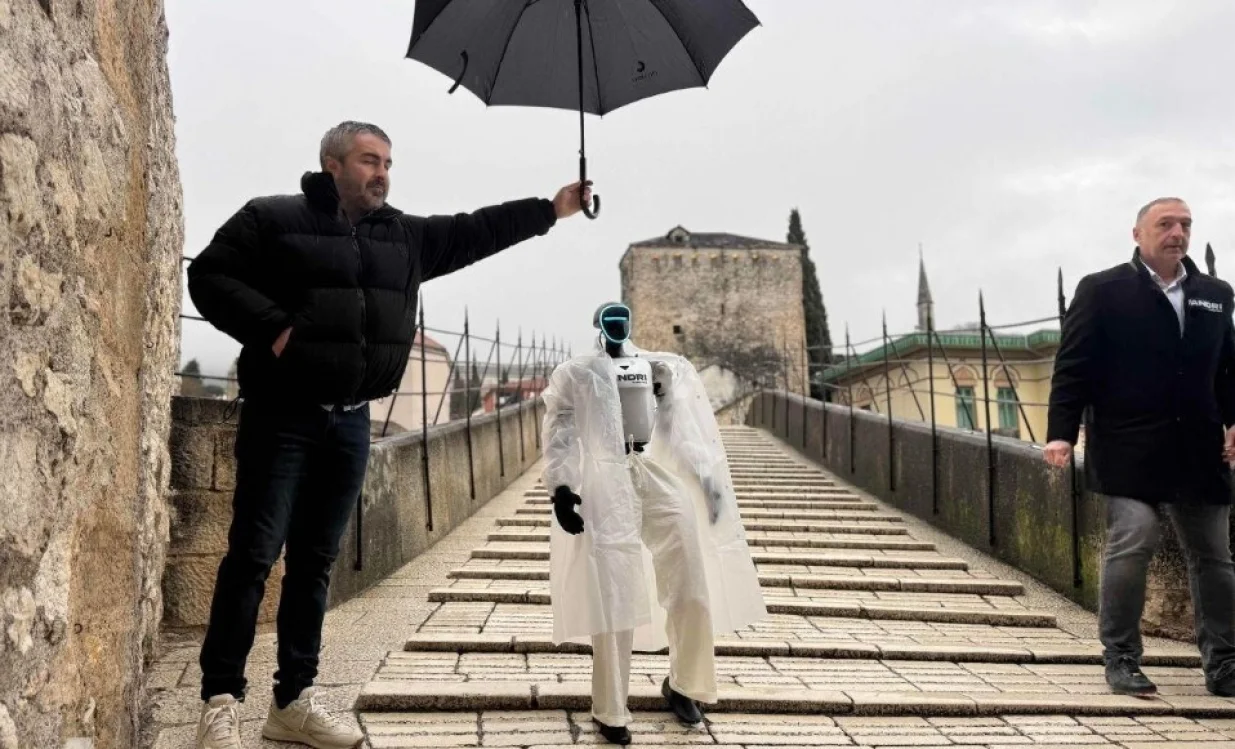 Prvi bh. humanoidni robot Roby, Mostar, &scaron;etnja/Bljesak.info