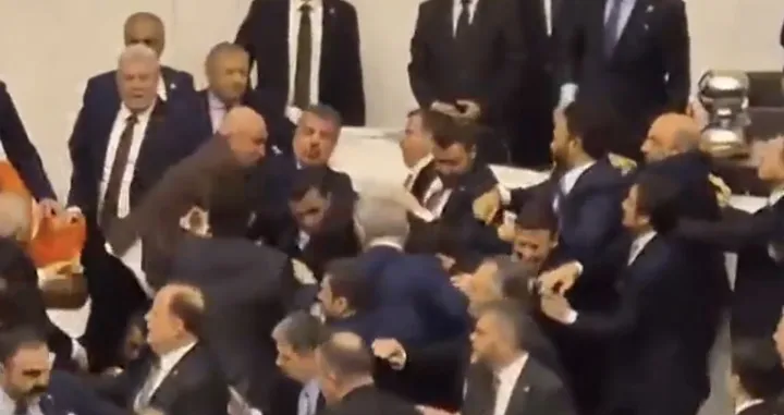 Masovna tuča u turskom parlamentu/Screenshot