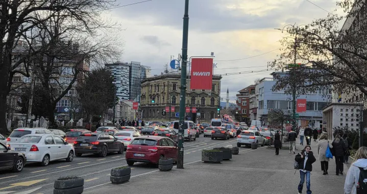 Gužve u saobraćaju nakon &scaron;to je tramvaj izletio iz &scaron;ina/Nedim Fetahović