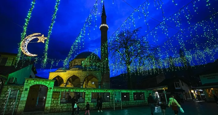 U čast dolaska mubarek mjeseca ramazana svečano su ukra&scaron;eni dijelovi sarajevske Ba&scaron;čar&scaron;ije, najuže starogradske jezgre. Prigodne dekoracije postavljene na Ba&scaron;čar&scaron;ijskom trgu, ispred Ba&scaron;čar&scaron;ijske džamije, te u ulici Sarači/Samir Jordamović