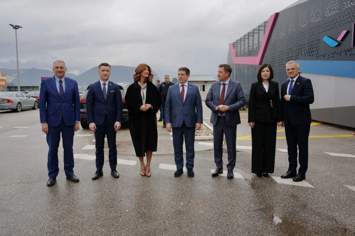 Sporazum o dodjeli sredstava&nbsp;Vlade Republike Hrvatske za unapređenje sistema zračnog saobraćaja u Mostaru potpisan je danas na Aerodromu Mostar. Potpisali su ga&nbsp;gradonačelnik Mostara Mario Kordić i potpredsjednik Vlade Republike Hrvatske te ministar mora, prometa i infrastrukture Oleg Butković//