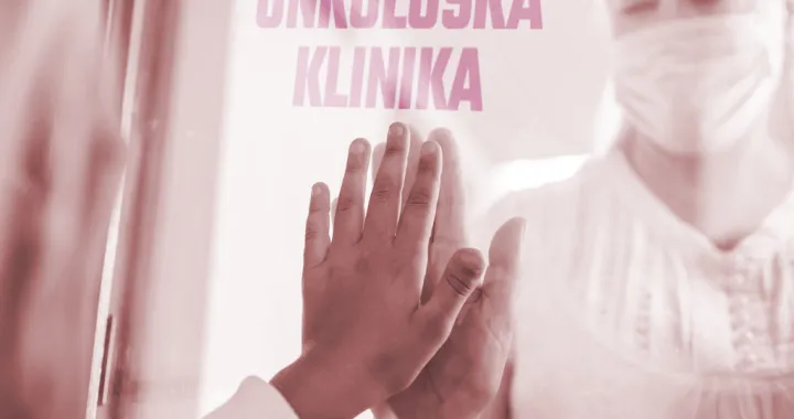 Zolj-Balenović opisuje snažno i emotivno iskustvo boravka na Onkolo&scaron;koj klinici, gdje se susreću strah, neizvjesnost i ogromna unutra&scaron;nja snaga ljudi koji se bore s te&scaron;kom bole&scaron;ću. On posebno ističe solidarnost među pacijentima i humanost medicinskog osoblja koje svojim odnosom ublažava najteže trenutke i vraća dostojanstvo onima koji prolaze kroz liječenje. Poruka teksta je da ljubav, podr&scaron;ka i prisutnost uz oboljele mogu nadjačati tamu bolesti i učiniti njihove dane podno&scaron;ljivijim./Benjamin Krnić