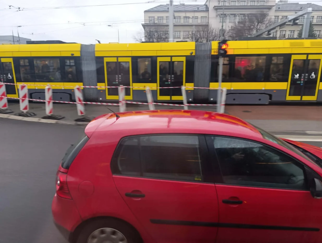 Tramvajska stanica, tramvajsko stajali&scaron;te, Zemaljski muzej, nesreća, tramvaj, jutro poslije nesreće/Čitatelj